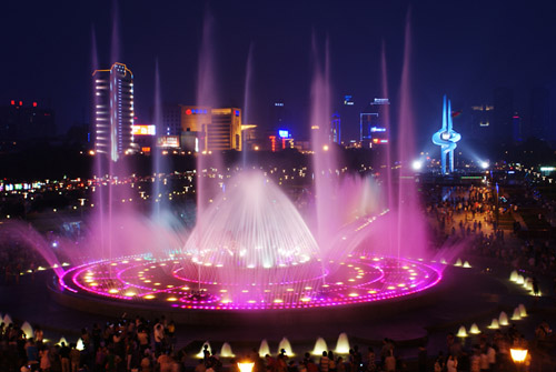 濟南泉城廣場(chǎng)的荷花音樂(lè )噴泉